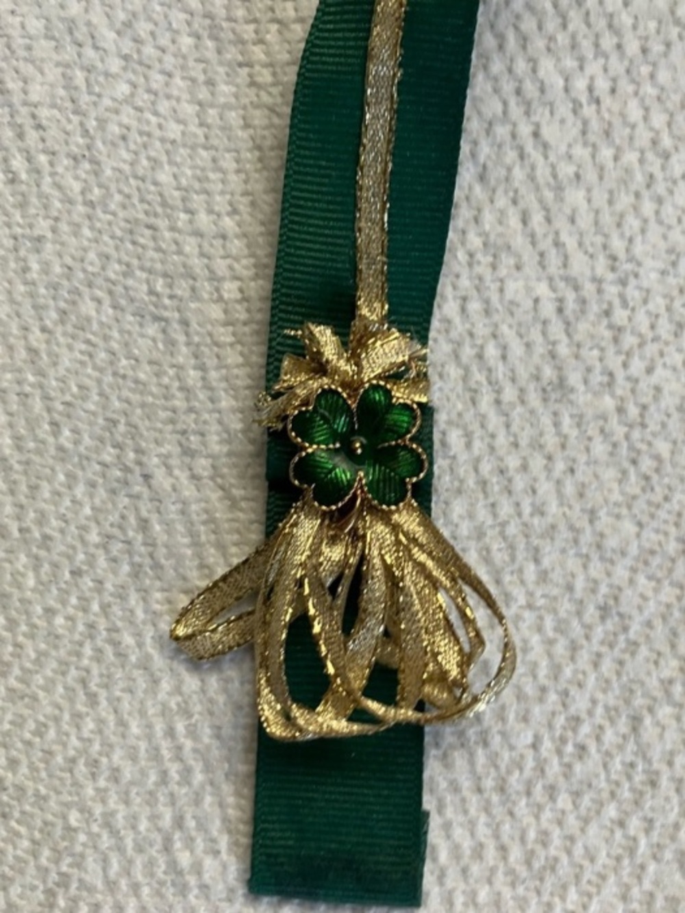 New 16” Handmade Irish Bookmark Green & Gold Ribbon Shamrock & Rhinestone kisses - Picture 3 of 4